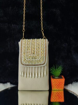 CREME MOTI LEHER PHONE SLING