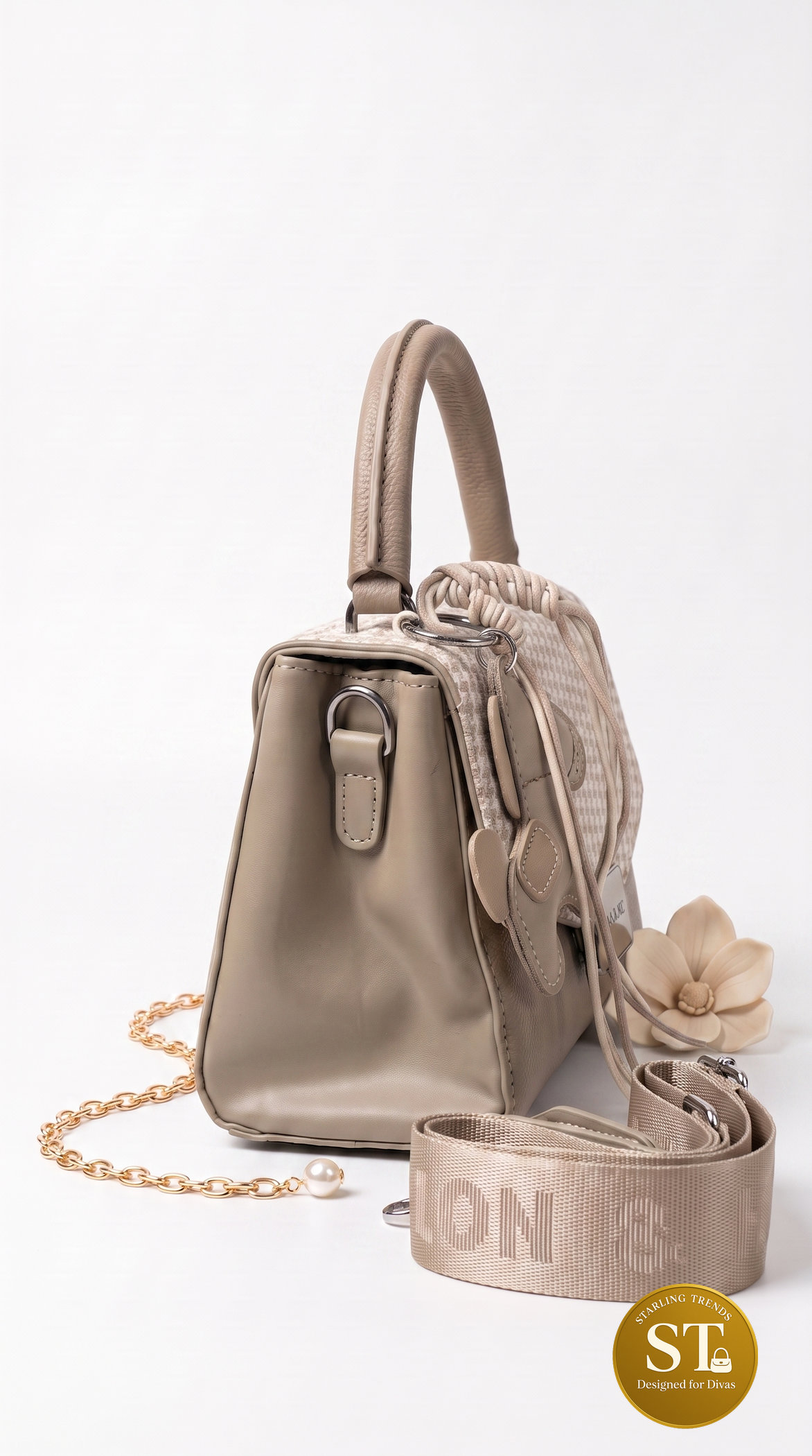 WOVEN CHARM SLING BAG (BIEGE) - Image 2